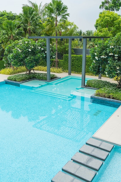 Bela piscina de luxo com palmeira