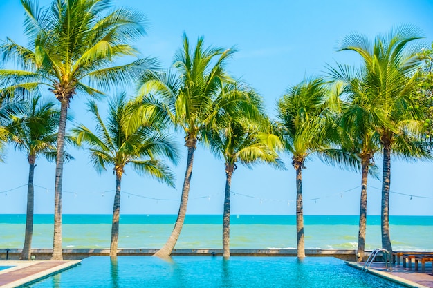 Bela piscina de luxo