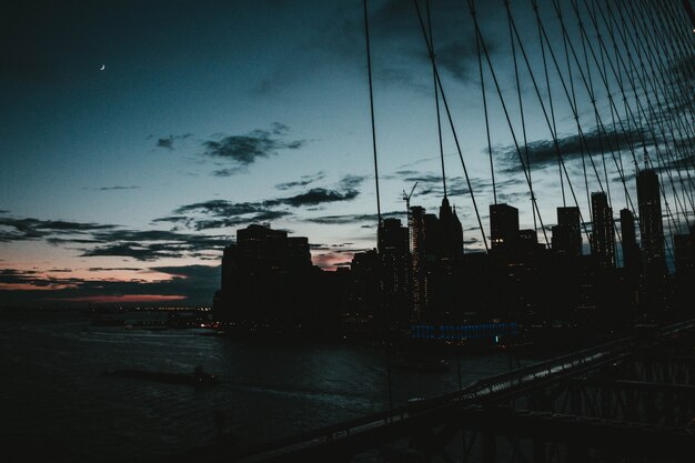 Bela ponte de Manhattan com a cidade