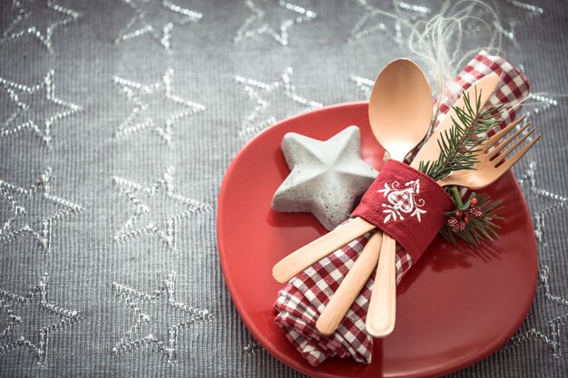 Bela porção de talheres na mesa de Natal.