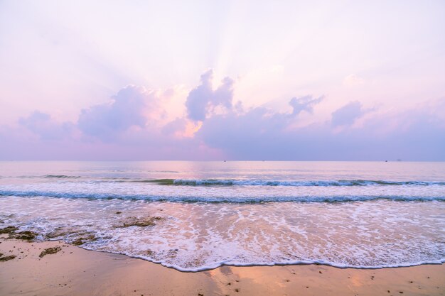 Bela praia e mar na hora do nascer do sol