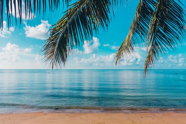 Bela praia tropical ao ar livre e mar na ilha paradisíaca