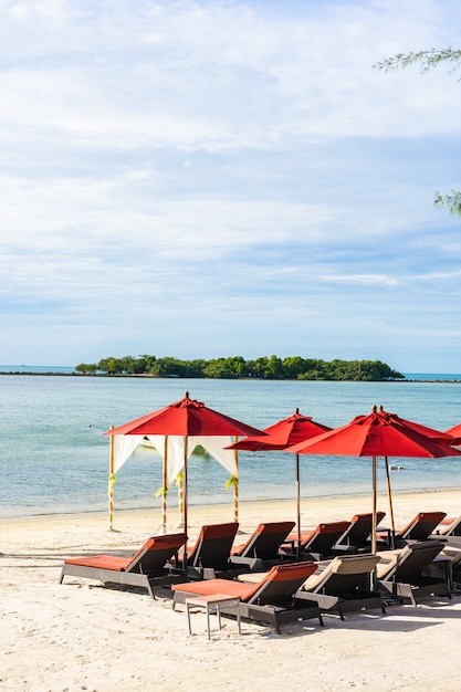 Foto grátis bela praia tropical ao ar livre oceano mar com guarda-chuva e lounge deck