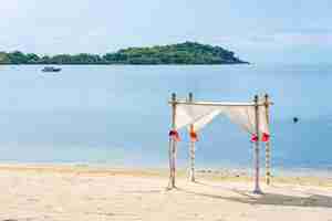 Foto grátis bela praia tropical com arco de casamento