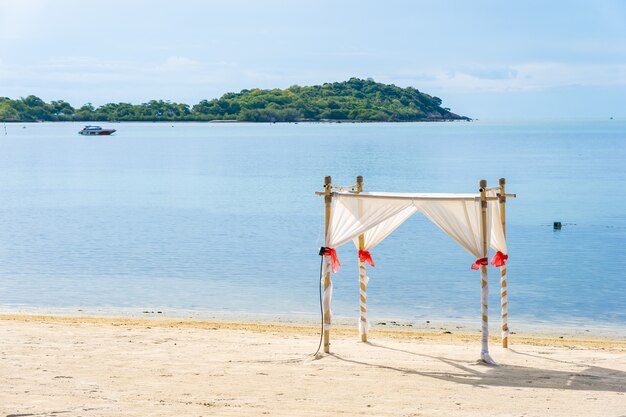 Bela praia tropical com arco de casamento