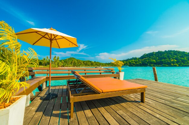 Bela praia tropical e mar com coqueiro na ilha paradisíaca