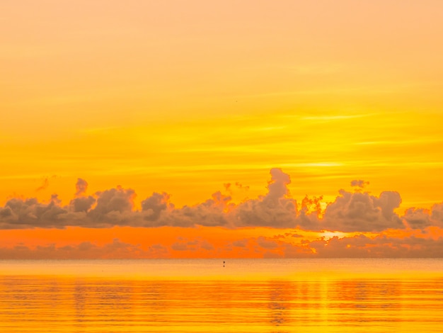 Bela praia tropical e mar oceano paisagem com nuvens e céu no nascer do sol ou por do sol