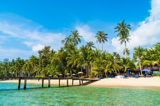 Bela praia tropical e mar