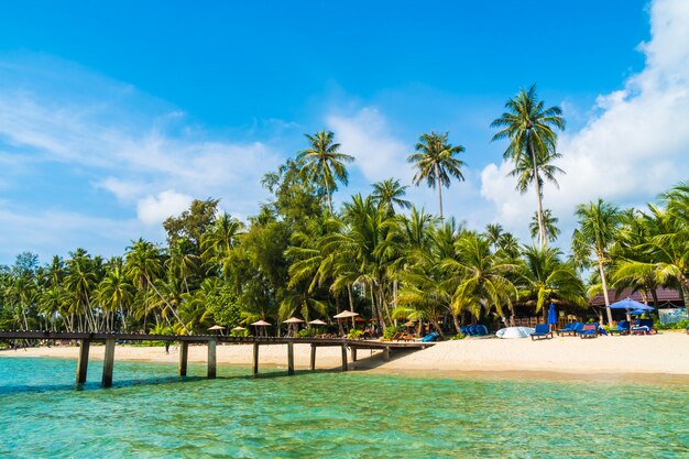 Bela praia tropical e mar