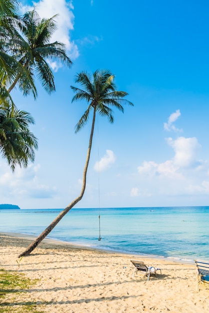 Bela praia tropical e mar