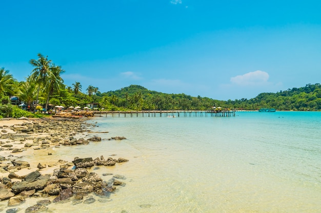 Bela praia tropical e mar