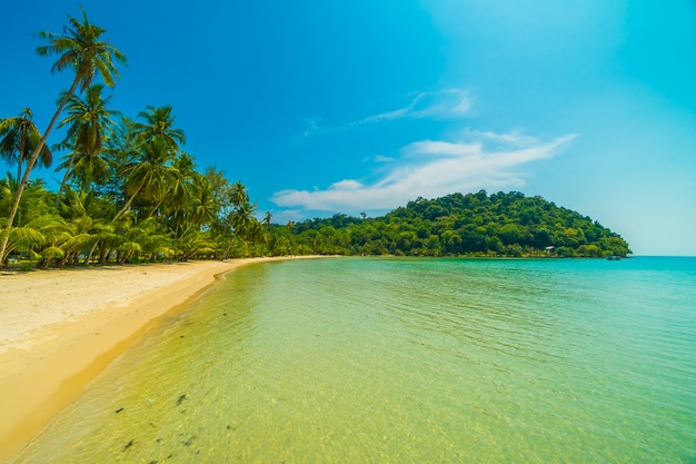 Bela praia tropical e mar