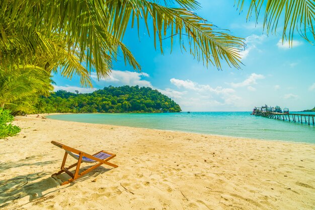 Bela praia tropical e mar