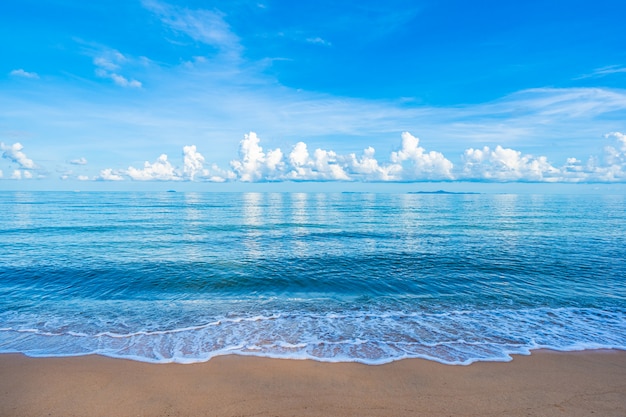 Bela praia tropical mar oceano com nuvem branca azul céu e copyspace