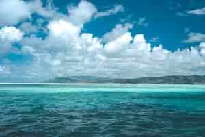 Foto grátis bela praia tropical perto da costa com ondas enormes