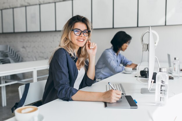 Bela trabalhadora de escritório realizando trabalho administrativo para a empresa