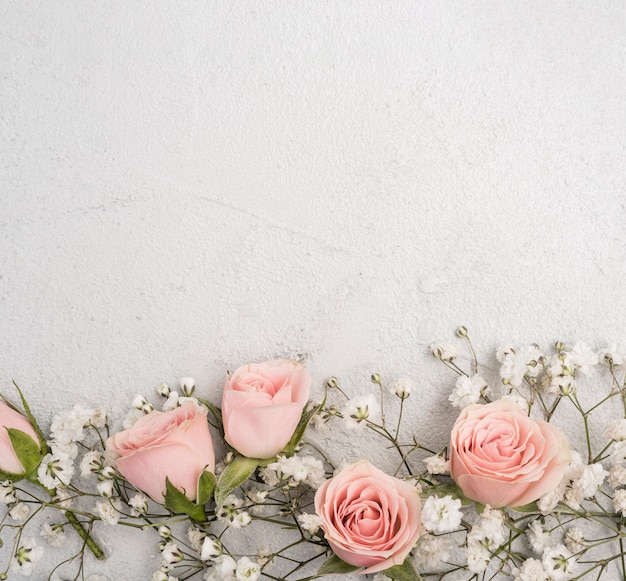 Bela variedade de botões de rosas cor de rosa e flores brancas