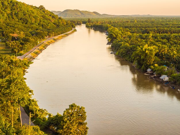 Bela vista aérea com paisagem verde floresta no crepúsculo