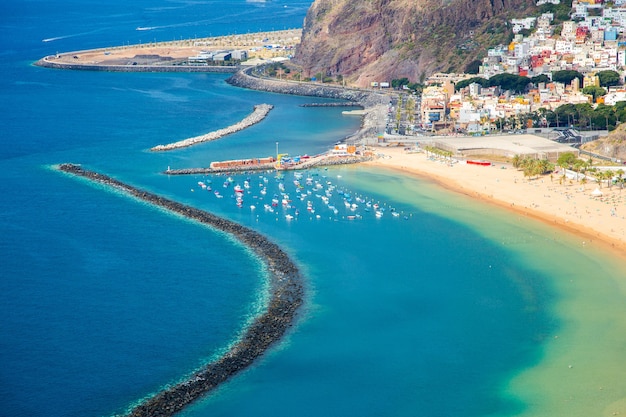 Bela vista aérea da praia de Teresitas na ilha de Tenerife