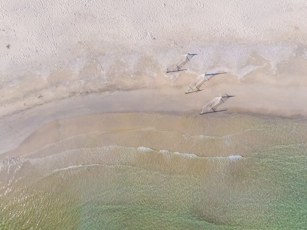 Bela vista aérea de rede na praia e mar