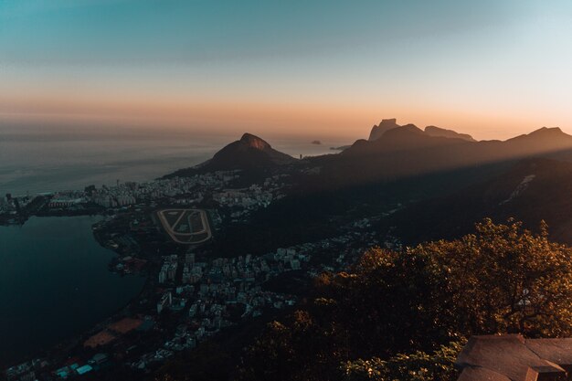 Bela vista aérea de uma paisagem no Rio de Janeiro durante o pôr do sol