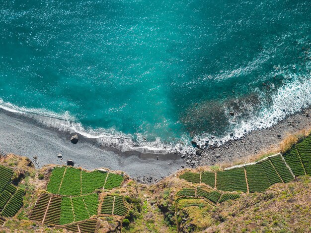 Bela vista aérea de uma praia turquesa ao meio-dia