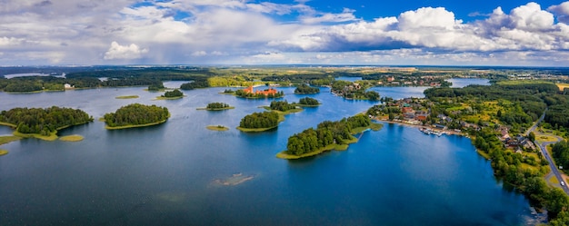 Bela vista aérea do histórico Castelo da Ilha Trakai, no Lago Galve, na Lituânia