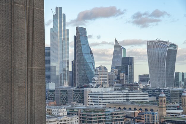 Bela vista da cidade com edifícios modernos e arranha-céus no Reino Unido