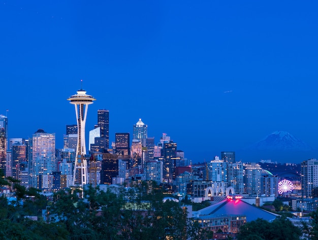 Foto grátis bela vista da cidade de seattle, eua, com os edifícios iluminados coloridos ao entardecer