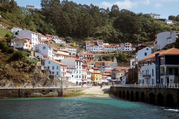 Bela vista da cidade próxima à água