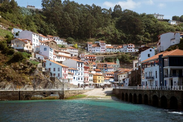 Bela vista da cidade próxima à água