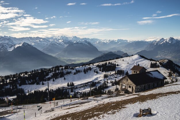 Bela vista da cordilheira Rigi em um dia ensolarado de inverno com edifícios de tijolos