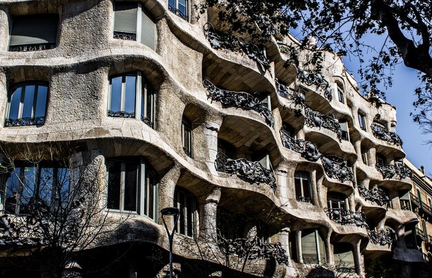 Bela vista da famosa Casa Mila em Barcelona, Espanha
