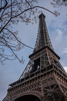 Bela vista da famosa torre eiffel, em paris, frança, durante o pôr do sol mágico. melhores destinos na europa - paris.