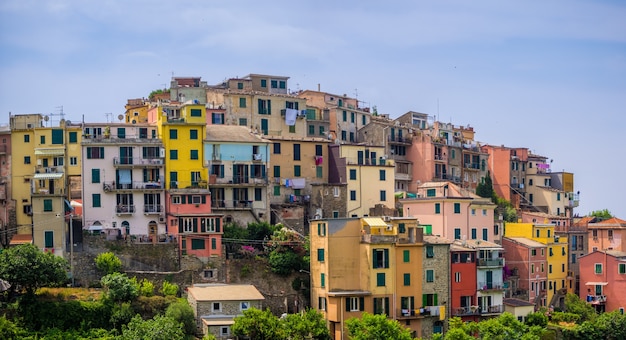 Bela vista da famosa vila de Corniglia no parque nacional de cinque terre, na Itália