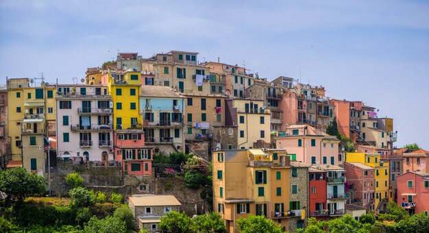 Bela vista da famosa vila de Corniglia no parque nacional de cinque terre, na Itália