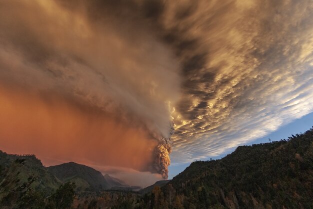 Bela vista da fumaça que sai do vulcão Puyehue localizado no Chile