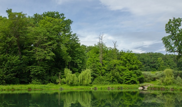 Bela vista da natureza exuberante e seu reflexo na água no Parque Maksimir em Zagreb, Croácia