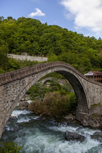 Bela vista da ponte capturada na aldeia Arhavi Kucukkoy, Turquia