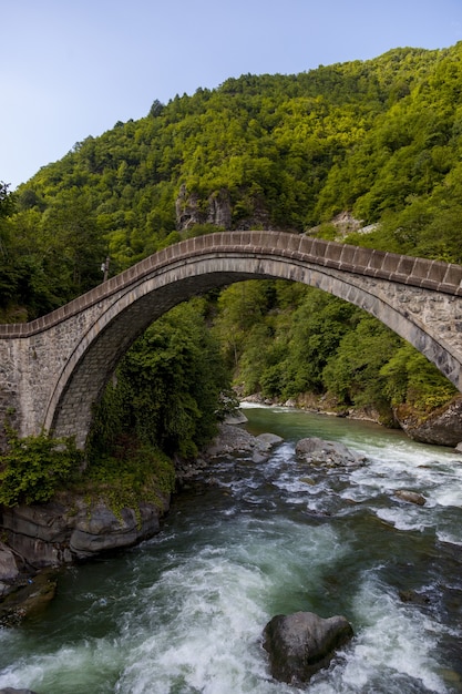 Foto grátis bela vista da ponte capturada na aldeia arhavi kucukkoy, turquia