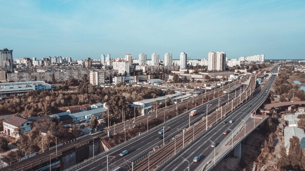 Foto grátis bela vista da ponte darnitsky e edifícios em kiev, ucrânia, com um céu azul no horizonte