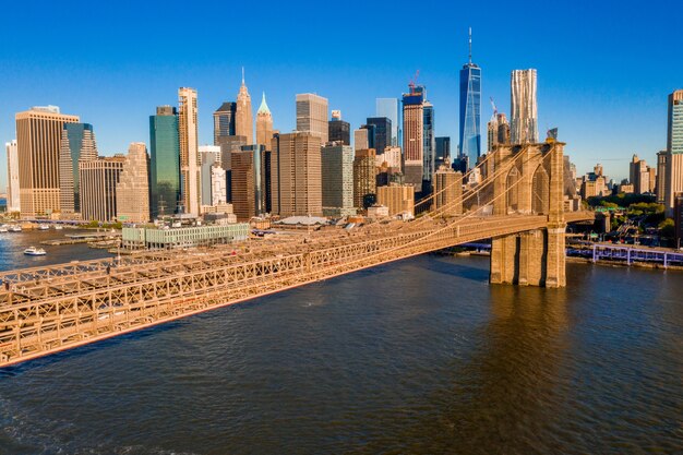 Bela vista da ponte de Brooklyn e Manhattan ao nascer do sol