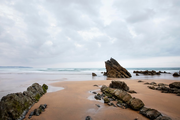 Foto grátis bela vista da praia com céu nublado