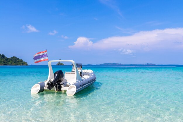 bela vista da praia ilha de Koh Chang e barco para turistas seascape na província de Trad Oriental da Tailândia sobre fundo de céu azul