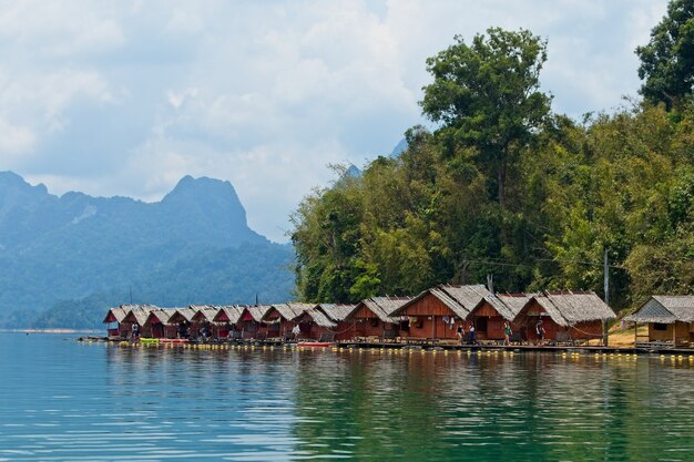 Bela vista das cabanas de madeira sobre o oceano capturadas na Tailândia