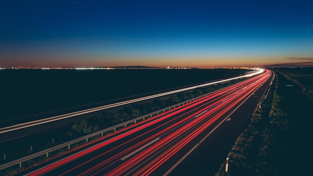 Bela vista das luzes de transporte na estrada durante a noite