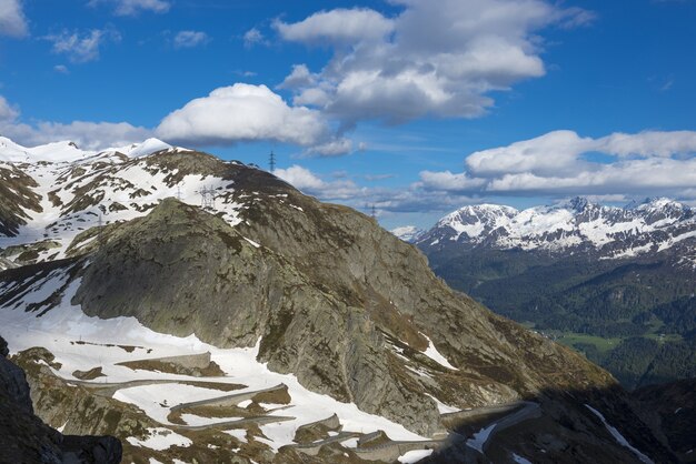 Bela vista das montanhas cobertas de neve sob o céu nublado