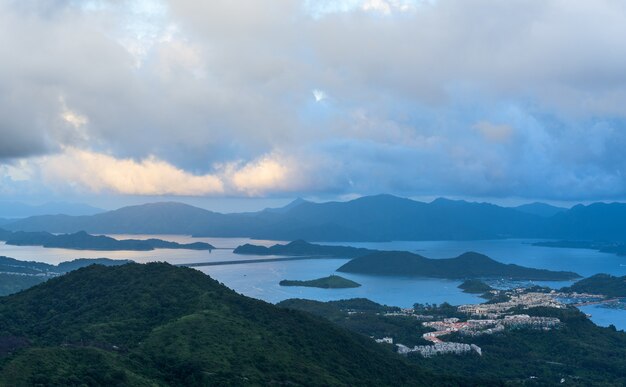 Bela vista das montanhas e um lago