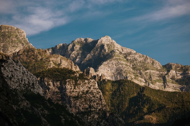 Bela vista das montanhas rochosas perto de Mostar, Bósnia e Herzegovina