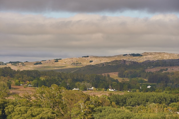 Bela vista de árvores e montanhas com céu nublado